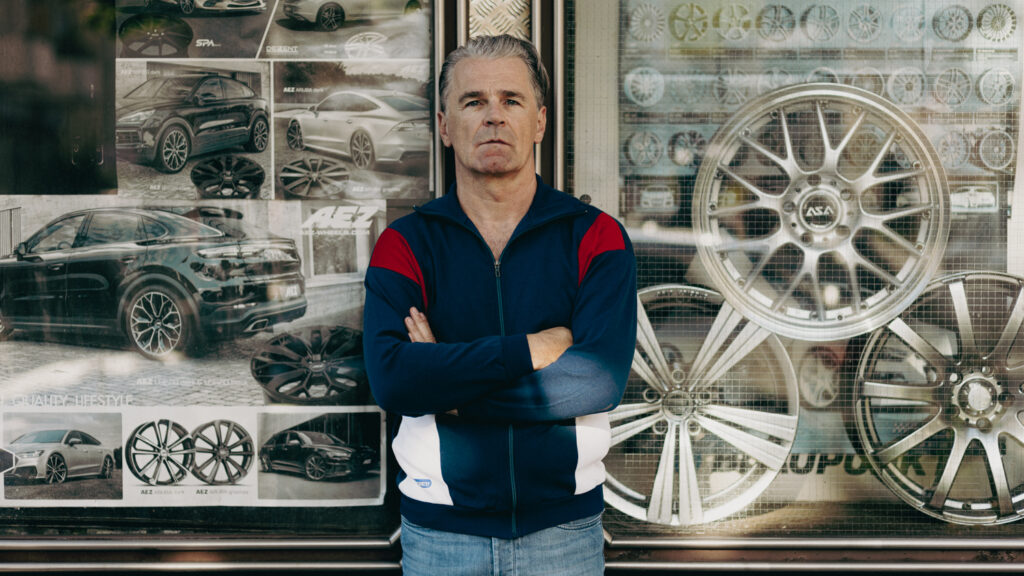 Schauspieler Männer Portrait mit cinematischen Look von Christian Himmelbauer vor Autofelgen Portaitfoto Wien